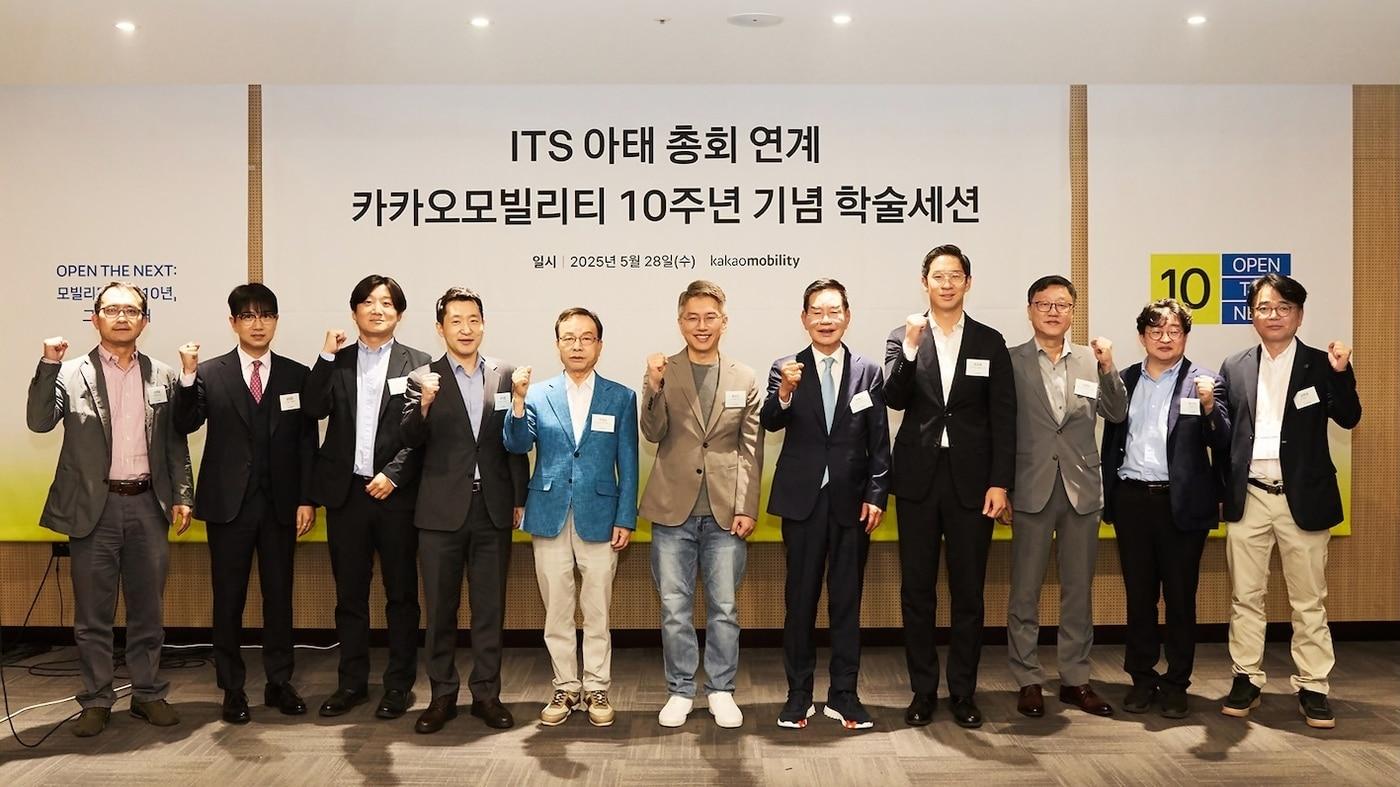 왼쪽부터 강경표 교통연구원 자율협력주행기술연구팀장, 윤정준 카카오모빌리티 상무, 박상현 카카오모빌리티 상무, 최우열 카카오모빌리티 부사장, 박권수 전국개인택시연합회 회장, 류긍선 카카오모빌리티 대표, 박복규 전국택시운송사업조합연합회 회장, 장성욱 카카오모빌리티 부사장, 이양덕 전국운송사업조합연합회 전무, 정구민 국민대학교 전자공학부 교수, 김원길 교통대학교 교수 (카카오모빌리티 제공)