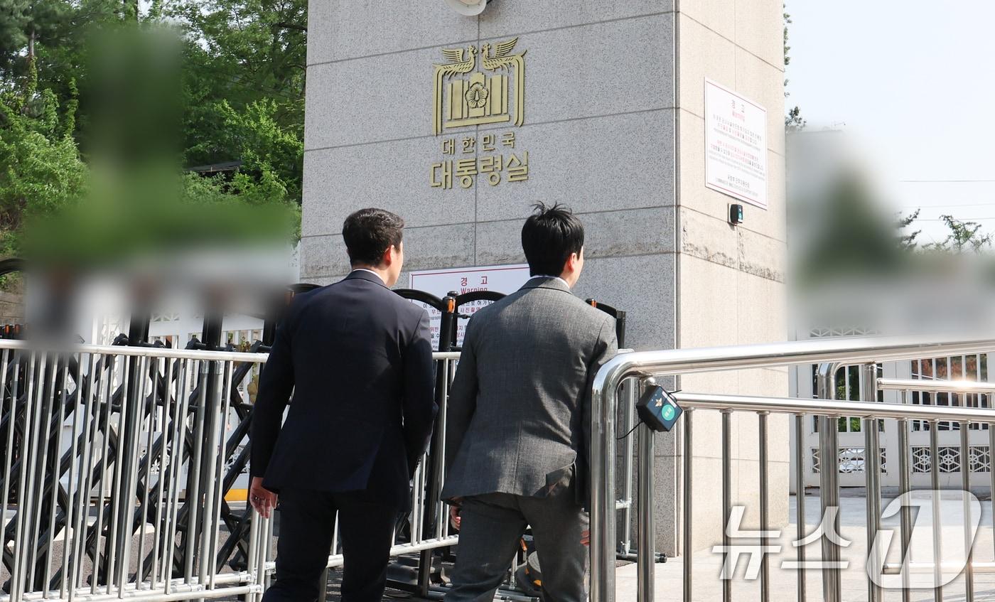 해병대원 순직사건 수사외압 의혹을 수사 중인 고위공직자범죄수사처(공수처) 수사관들이 대통령비서실과 국가안보실에 대한 압수수색을 시도하기 위해 7일 서울 용산구 대통령실 민원실 출입구로 들어서고 있다. 2025.5.7/뉴스1 ⓒ News1 허경 기자