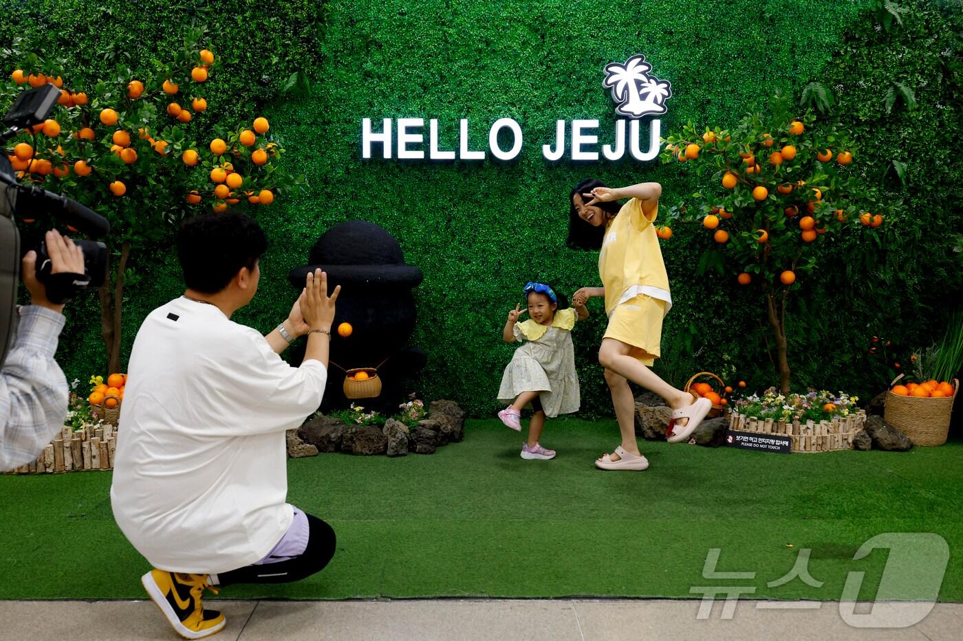 한국공항공사 제주국제공항에 마련된 헬로 제주 포토존에서 관광객들이 사진을 찍고 있다. (공항사진기자단) 2025.6.13 /뉴스1