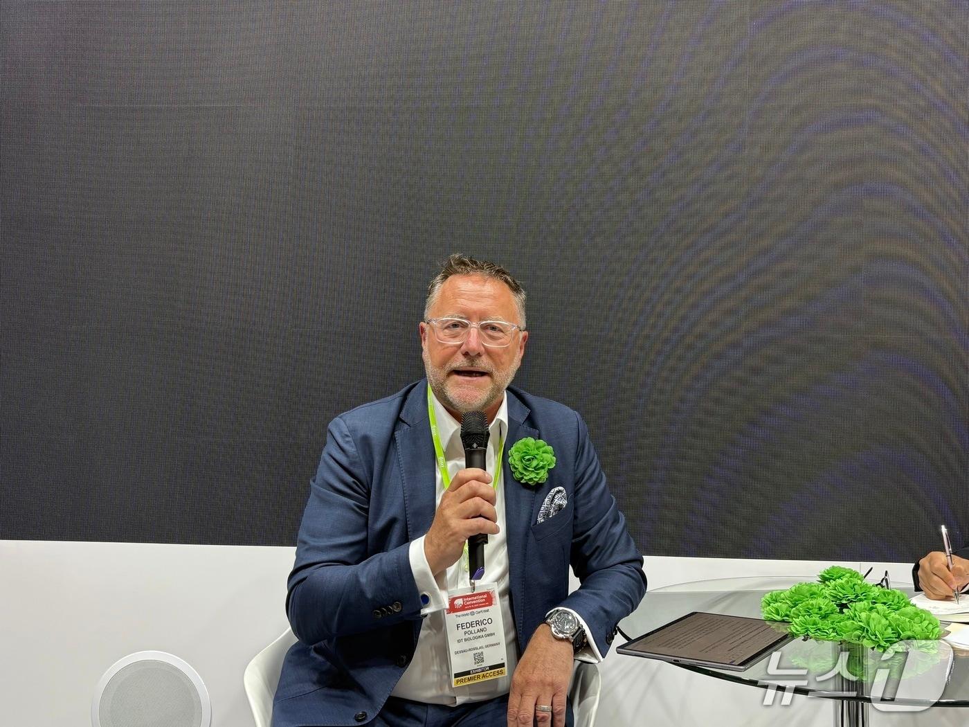 본문 이미지 - 페데리코 폴라노 IDT바이오로지카 최고상업책임자(CCO)가 17일(현지시간) 미국 보스턴 컨벤션 전시 센터에서 열린 '바이오 USA'에서 기자들을 만나 얘기를 나누고 있다.