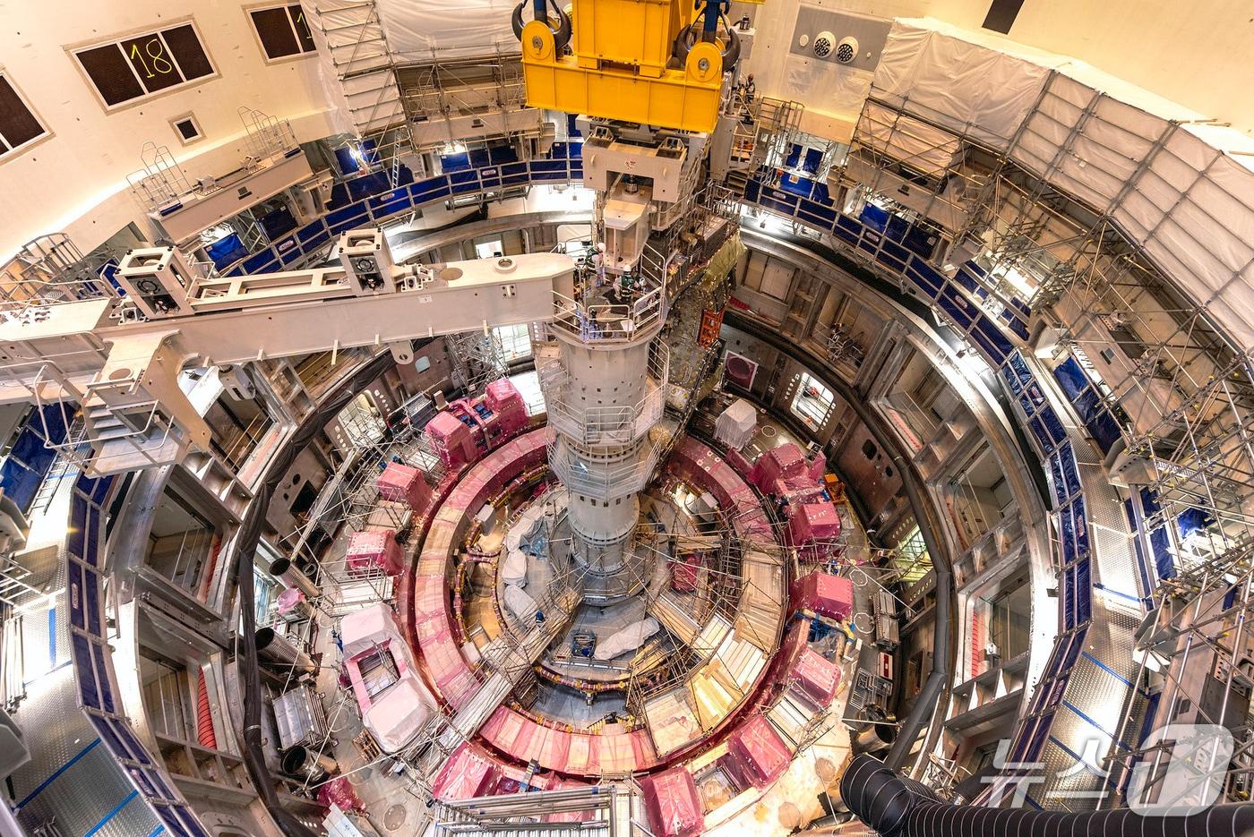 국제핵융합실험로(ITER) 조립 현장. 섹터 모듈이 토카막 피트(Tokamak Pit) 안으로 내려지는 모습이다.(ITER 홈페이지 갈무리)/뉴스1