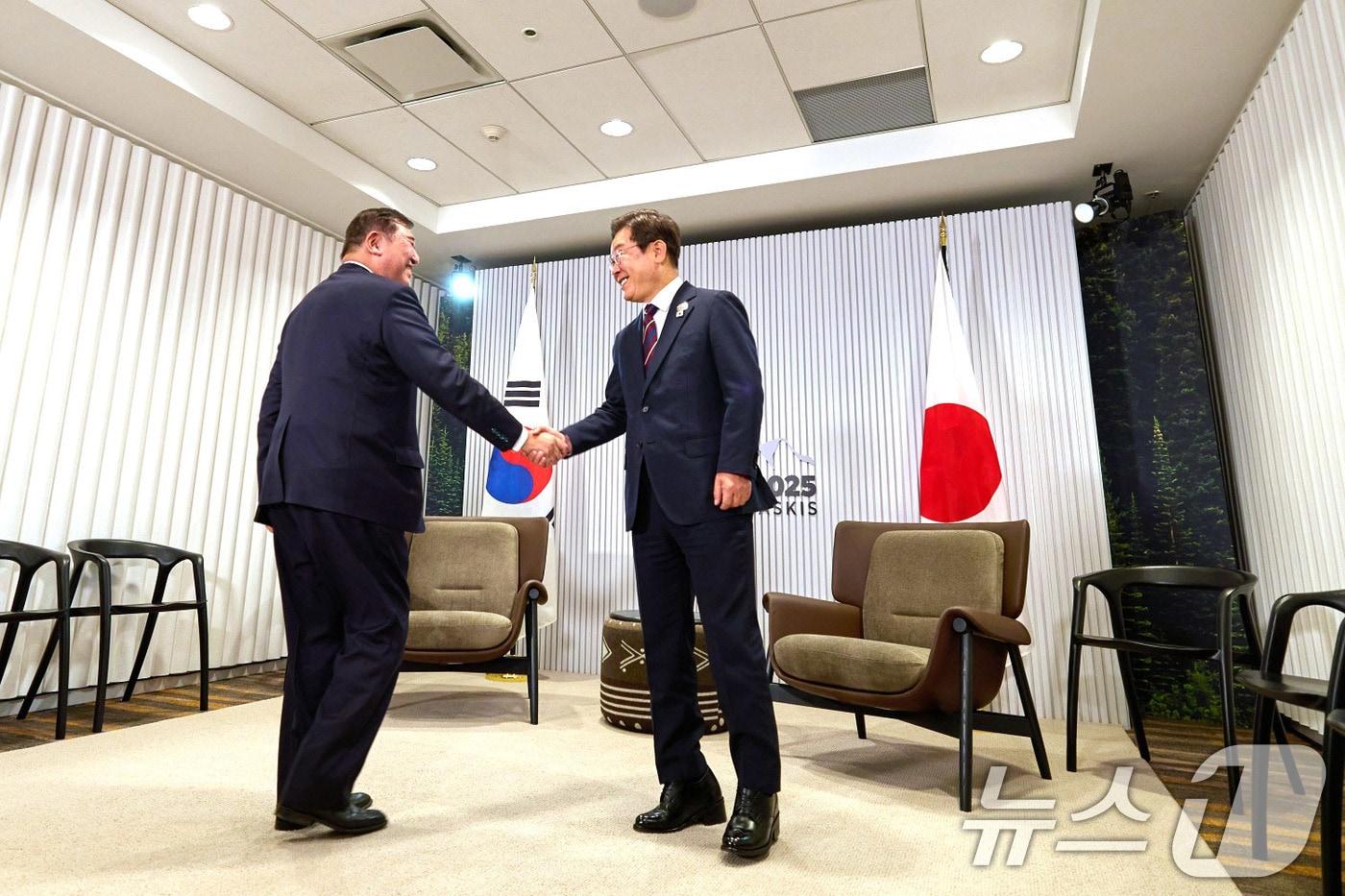 이재명 대통령이 17일(현지시간) 캐나다 앨버타주 캐내내스키스 주요 7개국(G7) 정상회의장에서 열린 한·일 정상회담에서 이시바 시게루 일본 총리와 악수하고 있다. (대통령실 제공. 재판매 및 DB 금지) 2025.6.19/뉴스1 ⓒ News1 박지혜 기자