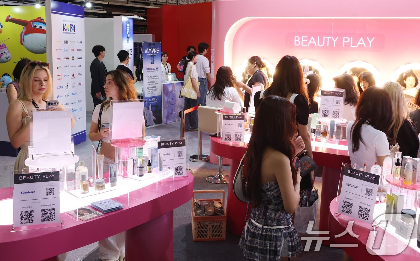 19일 서울 송파구 올림픽공원 핸드볼경기장에서 열린 2025 마이케이 페스타에서 외국인 등이 전시·체험부스를 살펴보고 있다. 2025.6.19/뉴스1 ⓒ News1 김명섭 기자