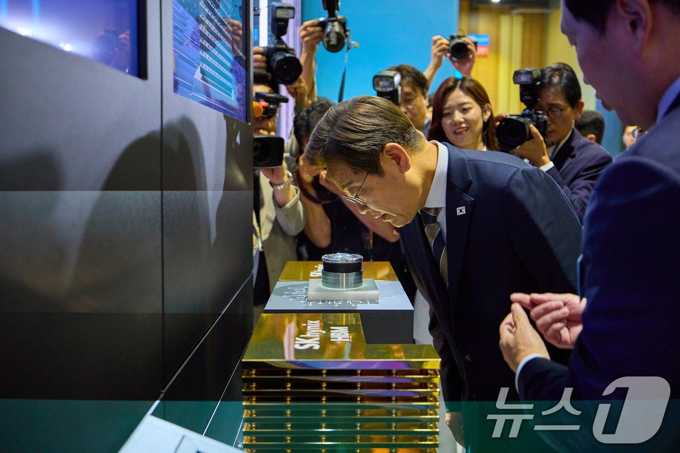 이재명 대통령이 20일 울산 울주군 울산전시컨벤션센터에서 열린 인공지능(AI) 글로벌 협력 기업 간담회 뒤 AI 제품·서비스 시연을 참관하고 있다. (대통령실 제공. 재판매 및 DB 금지) 2025.6.20/뉴스1 ⓒ News1 박지혜 기자