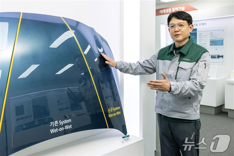 본문 이미지 - '2025 신기술·신제품 전시'에서 Wet-on-Wet 기술을 소개하는 연구원. (노루페인트 제공. 재판매 및 DB금지)