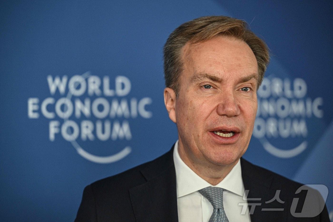 뵈르게 브렌데 세계경제포럼(World Economic Forum·WEF) 총재가 24일(현지시간) 톈진에서 열린 하계 다보스포럼 개막에 앞서 발언하고 있다. 2025.06.24 ⓒ AFP=뉴스1