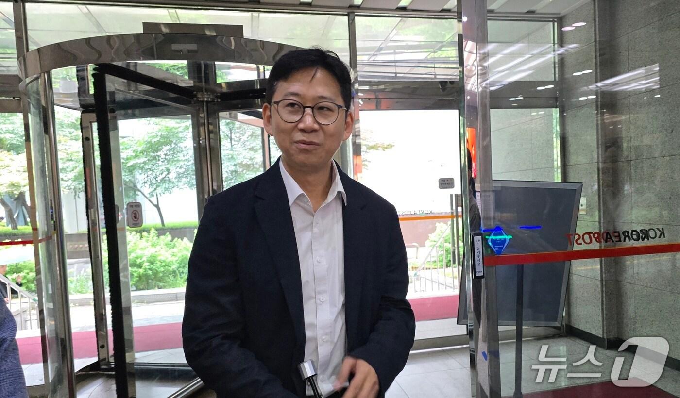 25일 광화문우체국에서 배경훈 과학기술정보통신부 장관 후보자가 인사청문회 준비를 위해 출근한 모습./뉴스1 ⓒ News1 윤주영 기자