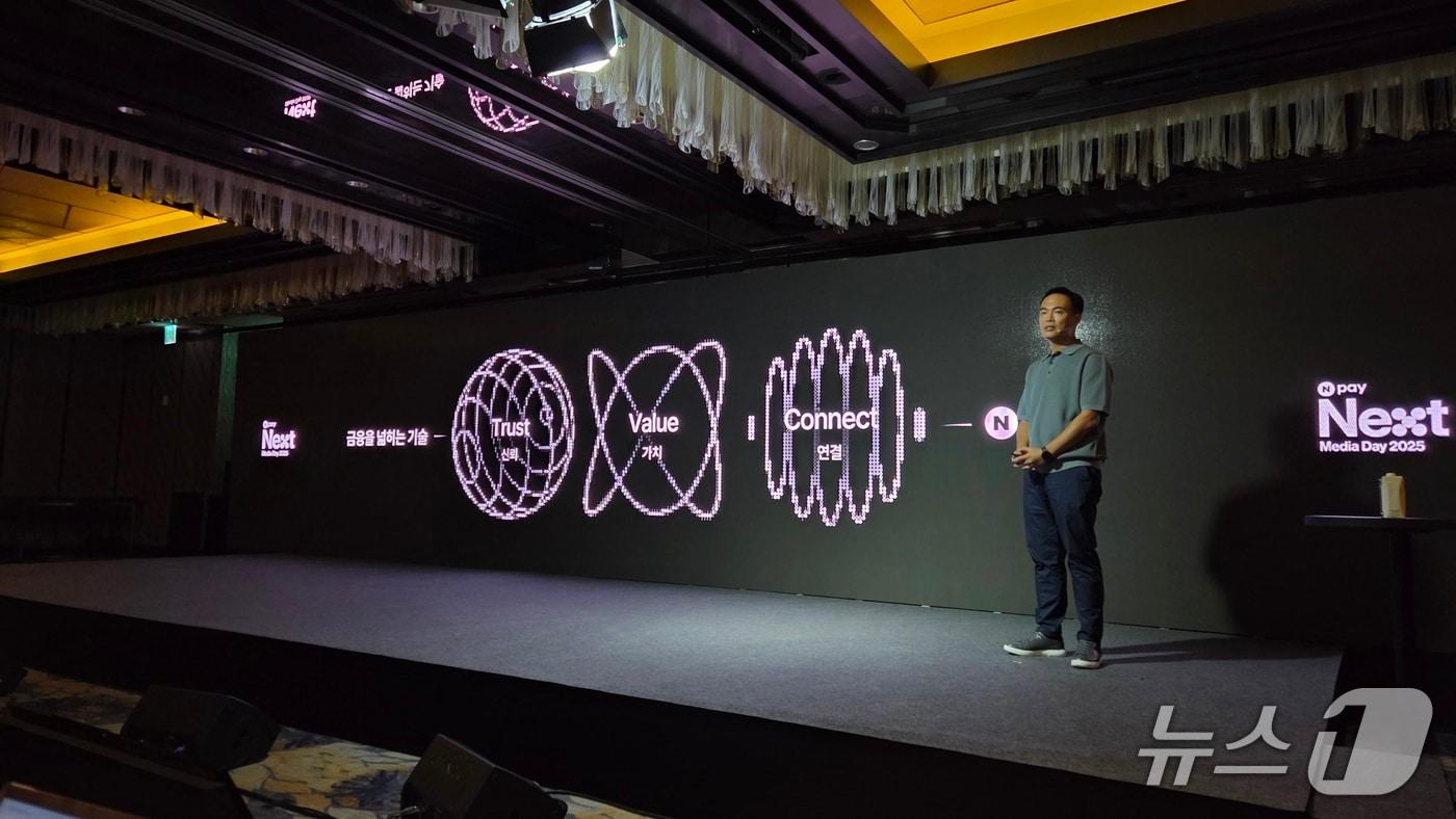 이승배 네이버페이(Npay) 부사장이 26일 서울 종로구 포시즌스호텔에서 열린 'Npay 미디어데이 2025'에서 발표를 하고 있다. ⓒ 뉴스1 손엄지 기자