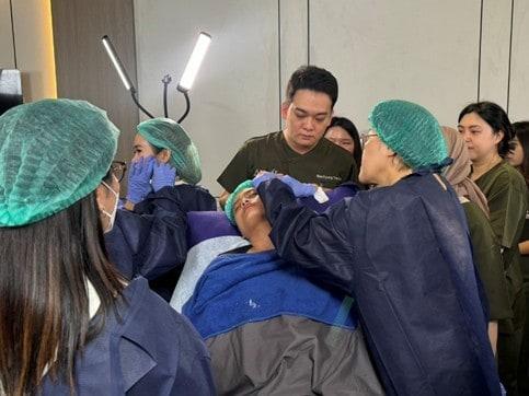 본문 이미지 - 대웅제약과 DNC 에스테틱스가 'AMUSE 2025'에서 인니 의료진에 K-복합시술 노하우를 알렸다.(대웅제약 제공)/뉴스1