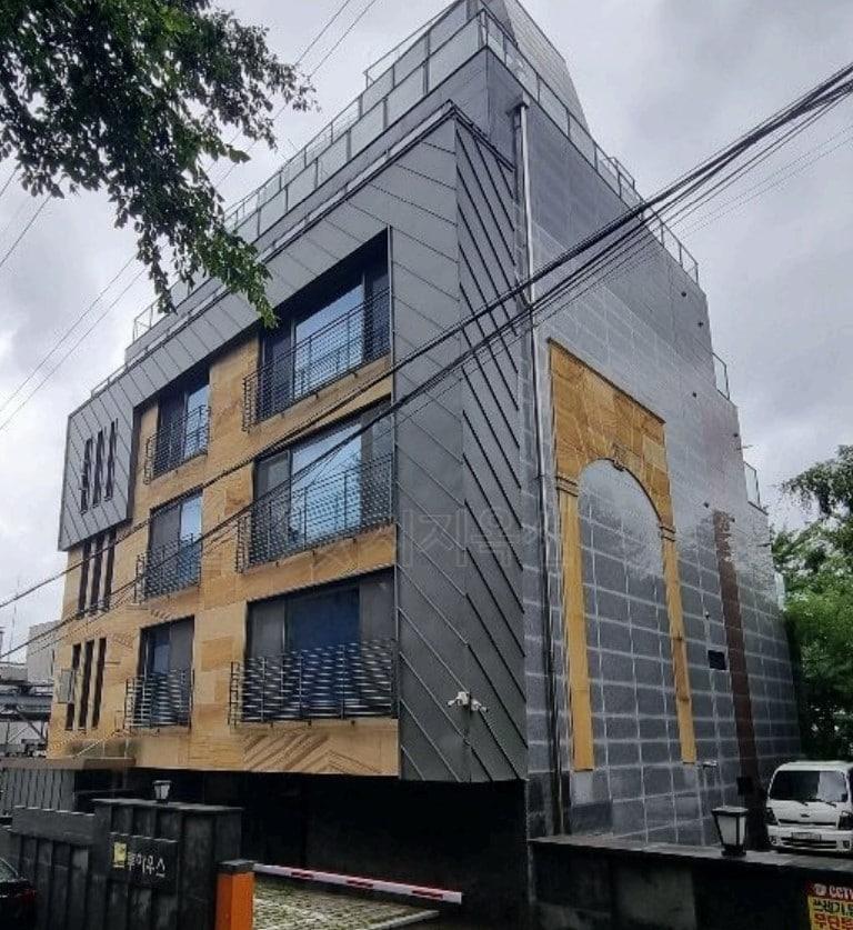 본문 이미지 - 경매에 나온 '한남동 유엔빌리지 루하우스'(지지옥션).