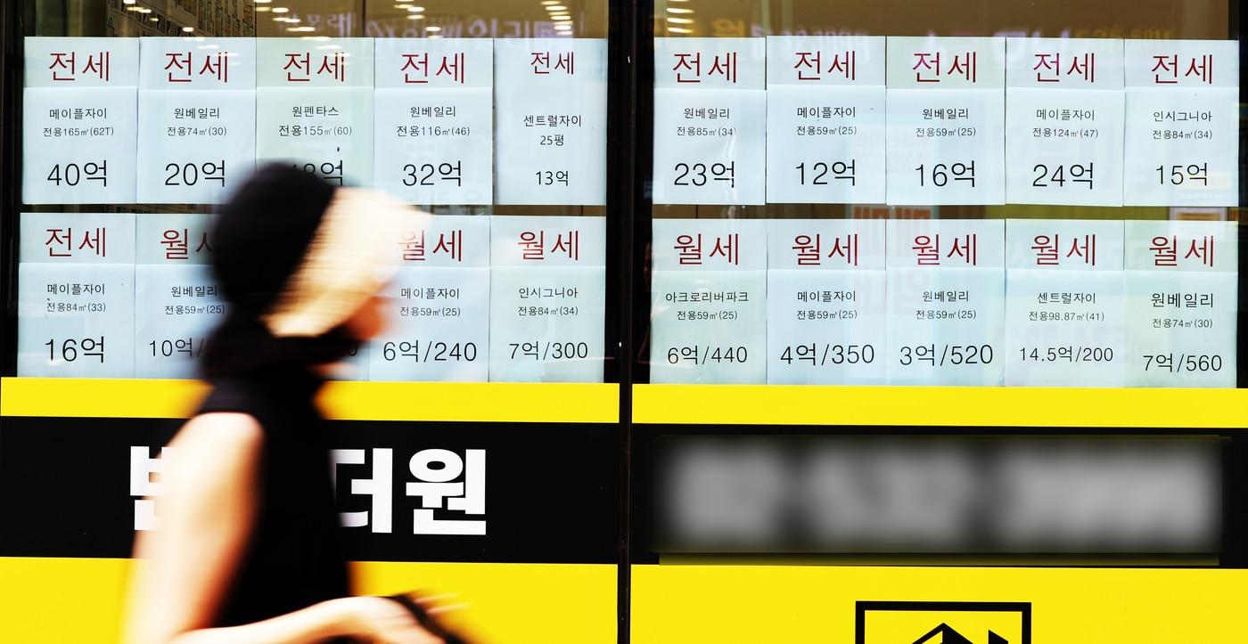 전·월세 안내문이 붙여져 있는 서울의 한 공인중개업소./뉴스1 ⓒ News1 황기선 기자