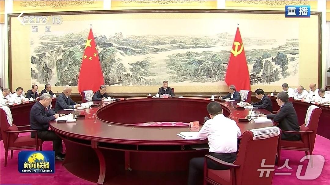 본문 이미지 - 시진핑 주석이 중국 공산당 중앙정치국 집체학습을 주재하고 있다.