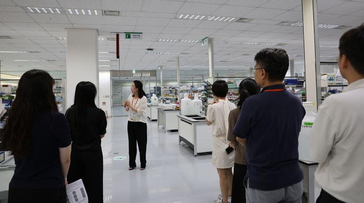 본문 이미지 - 제약바이오 오픈하우스 GC녹십자 견학 전경. (한국제약바이오협회 제공)