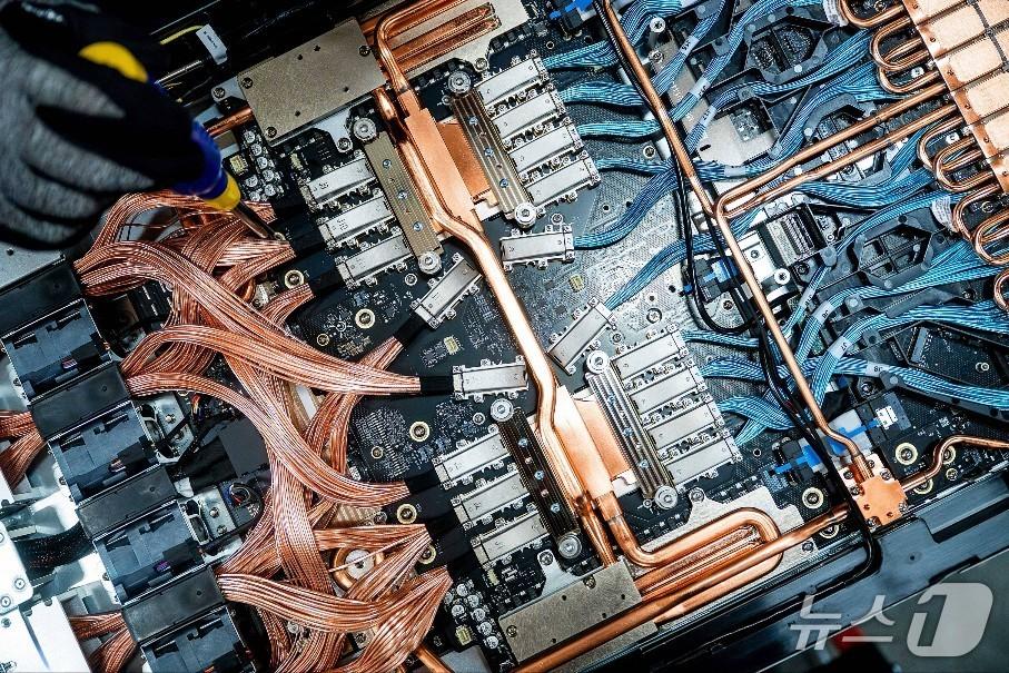 본문 이미지 - 엔비디아 NV링크 스위치(아마존웹서비스 제공)