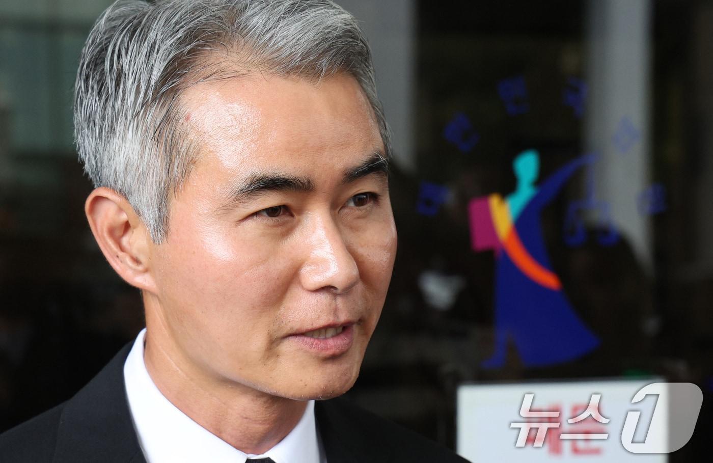 암호화폐 '위믹스'(WEMIX) 유통량 조작 의혹 혐의로 불구속기소 된 장현국 전 위메이드 대표이사가 15일 오후 서울 양천구 서울남부지법에서 열린 자본시장법 위반 1심 선고에서 무죄를 선고받은 후 취재진의 질의에 답변하고 있다. 2025.7.15/뉴스1 ⓒ News1 신웅수 기자