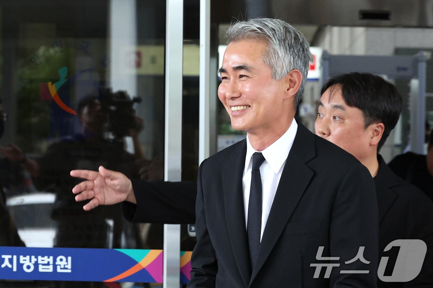 암호화폐 '위믹스'(WEMIX) 유통량 조작 의혹 혐의로 불구속기소 된 장현국 전 위메이드 대표이사가 15일 오후 서울 양천구 서울남부지법에서 열린 자본시장법 위반 1심 선고에서 무죄를 선고받은 후 법정을 나서고 있다. 2025.7.15/뉴스1 ⓒ News1 신웅수 기자