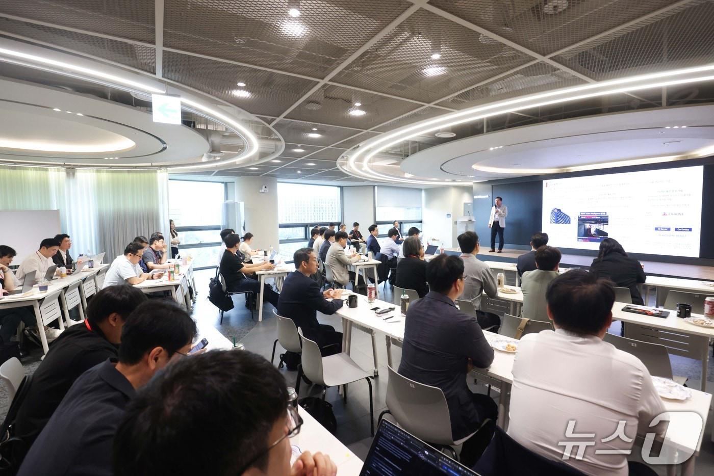 이종찬 코오롱베니트 전무가 15일 LG AI연구원에서 열린 '엑사원 파트너스 데이'에 참여해 'AI 비전 인텔리전스' 기술을 설명하고 있다.(코오롱베니트 제공. 재판매 및 DB금지)2025.7.16/뉴스1