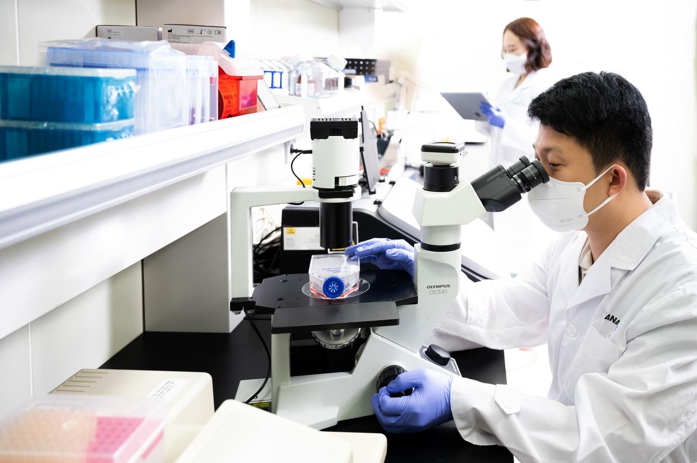 한올바이오파마 연구진이 물질 분석을 하고 있다.(한올바이오파마 제공)/뉴스1