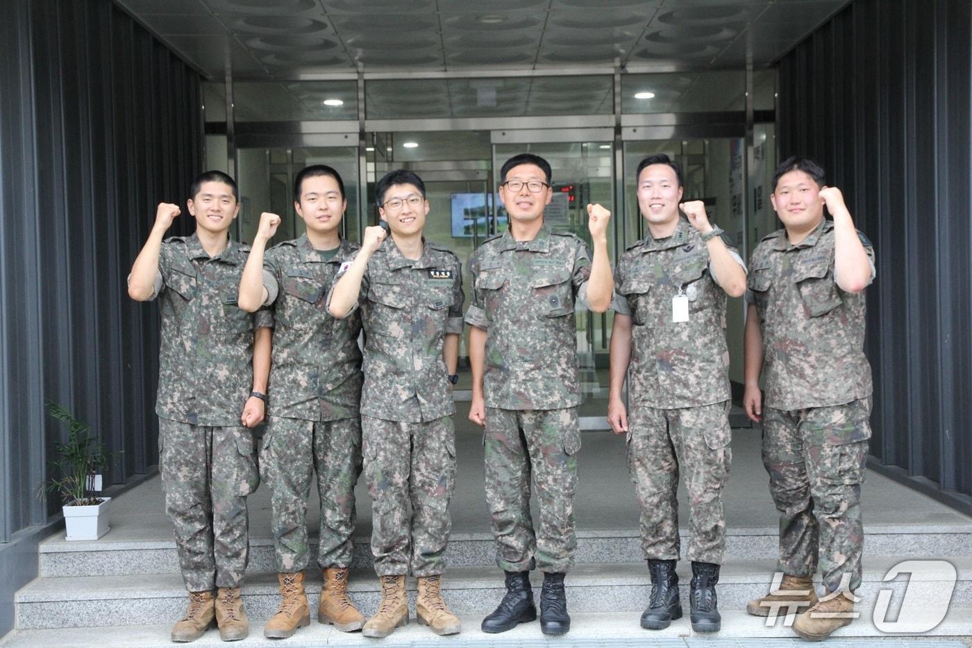 차량 사고현장에서 차에 갇힌 시민을 신속하게 구조한 육군 제22보병사단 쌍호여단 비호대대 소속 강준수 대위, 이용학 원사, 김태양 하사, 쌍호여단 포병대 김지호 상병, 김호현·이은상 일병.(22사단 제공, 재판매 및 DB 금지) 2025.7.17/뉴스1