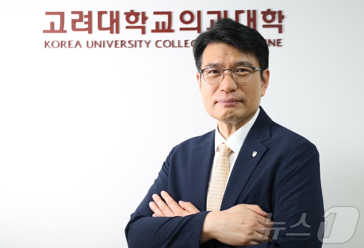 편성범 고려대 의과대학장이 17일 오전 서울 성북구 고려대 정몽구 미래의학관에서 뉴스1과의 인터뷰를 하기 전 포즈를 취하고 있다. 2025.7.17/뉴스1 ⓒ News1 권현진 기자