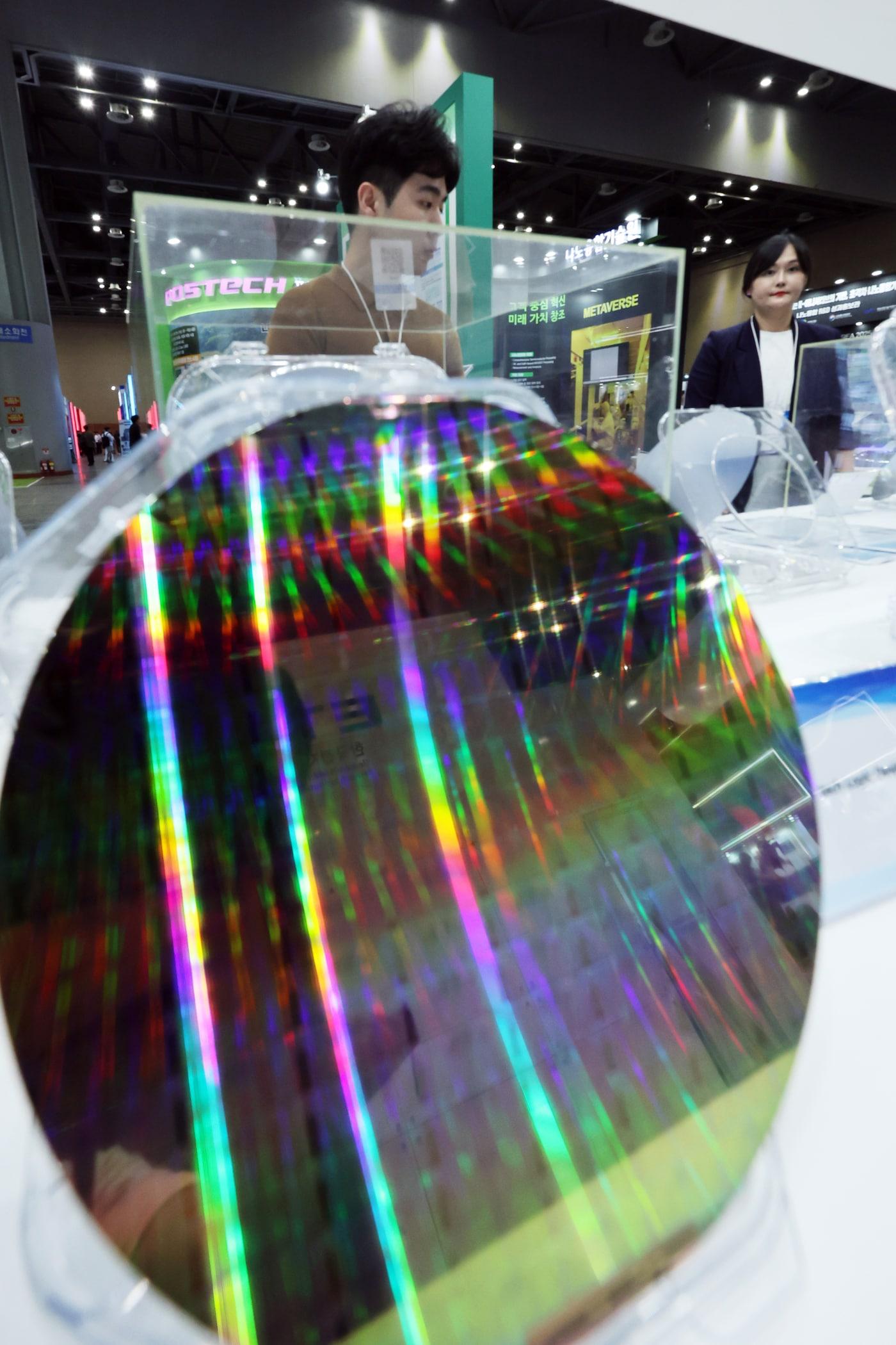 본문 이미지 - 2일 경기도 고양시 일산서구 킨텍스에서 열린 '나노코리아 2025'에서 관람객들이 부스를 살펴보고 있다. 올해로 23회를 맞는 나노코리아는 미국 테크커넥트월드, 일본 나노테크제팬과 함께 세계 3대 나노기술 행사 중 하나다. 2025.7.2/뉴스1 ⓒ News1 황기선 기자