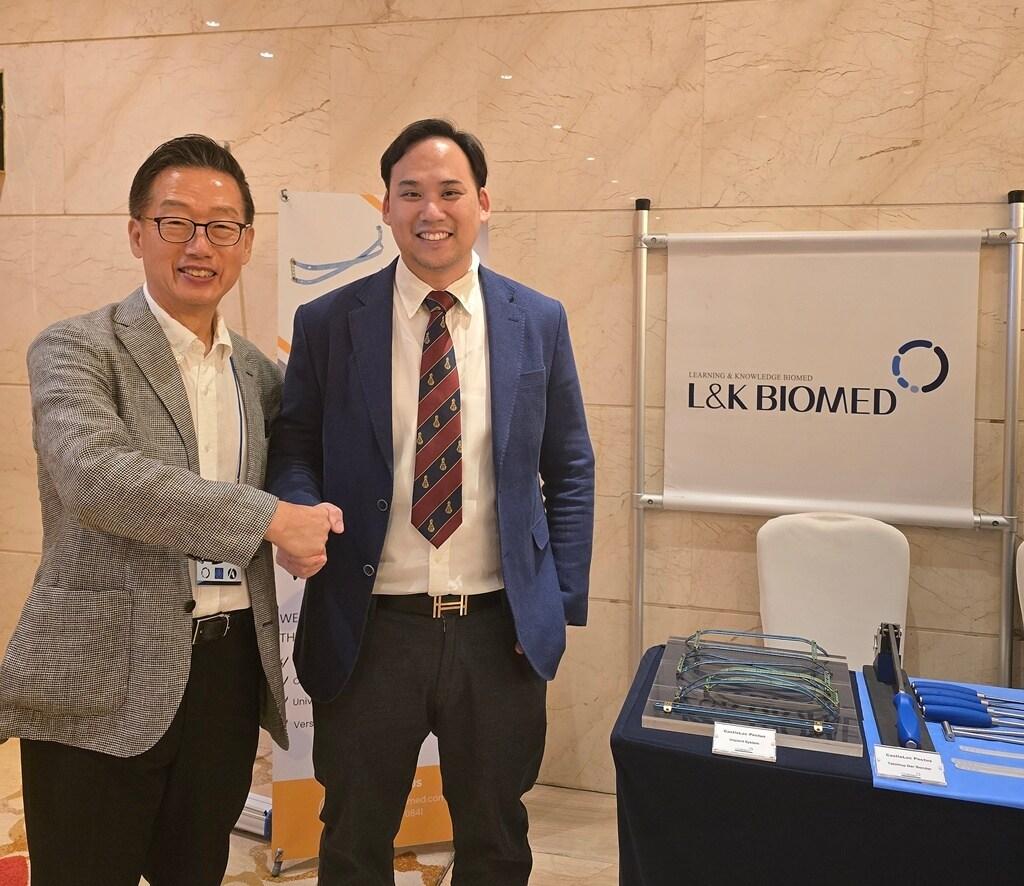 본문 이미지 - 기성욱 ME&H 대표이사, 시라(Dr. Sira) 바지라 병원 외과 교수가 미팅을 기념해 사진촬영을 하고 있는 모습. (엘앤케이바이오메드 제공)