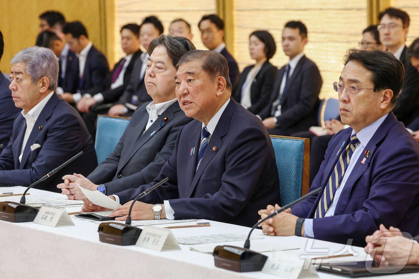 왼쪽부터 이와야 다케시 일본 외무상, 하야시 요시마사 일본 관방장관, 이시바 시게루 일본 총리, 아카자와 료세이 일본 경제재생상. 이들은 25일 총리 관저에서 열린 미국 관세 대응 회의를 했다. 2025.7.25 ⓒ AFP=뉴스1 ⓒ News1 강민경 기자