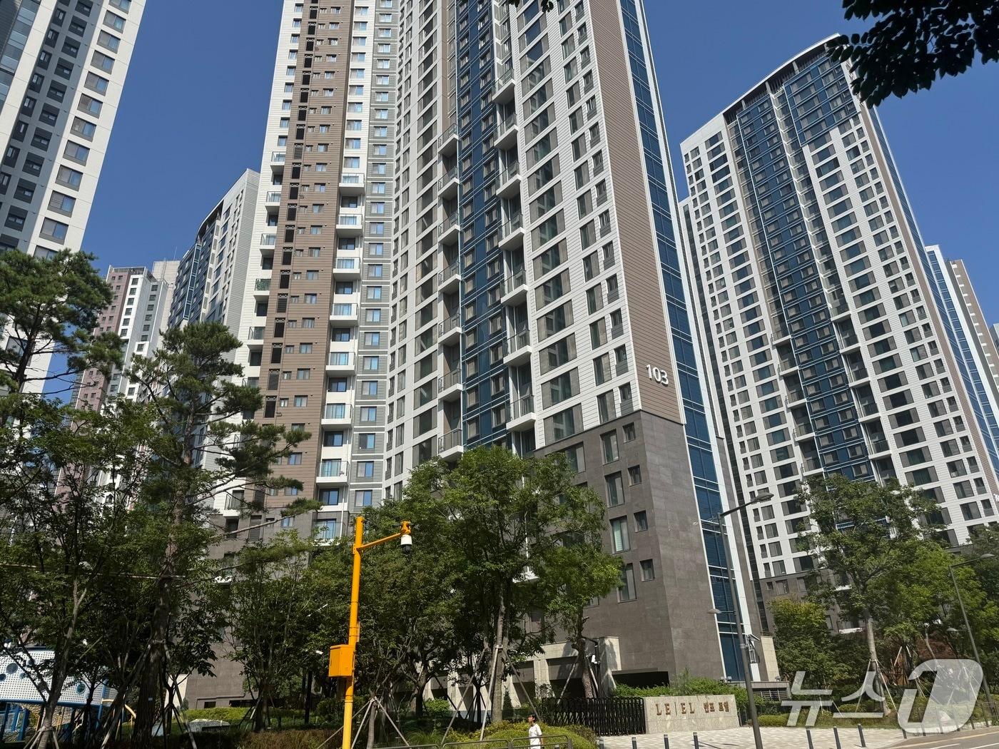 본문 이미지 - 서울 서초구 반포동 일대 신축 아파트 단지. 2025.7.25/뉴스1 ⓒ News1 윤주현 기자