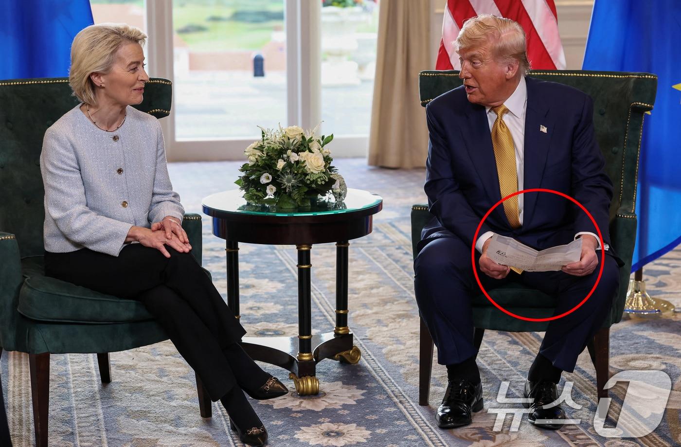 도널드 트럼프 미국 대통령이 27일(현지시간) 스코틀랜드 턴베리에서 우르줄라 폰데어라이엔 유럽연합 집행위원장을 만나 무역 합의를 발표하고 있다. 트럼프의 손에 무역 합의 관련 문서가 들려 있다. 2025.7.27 ⓒ 로이터=뉴스1 ⓒ News1 이연주 기자