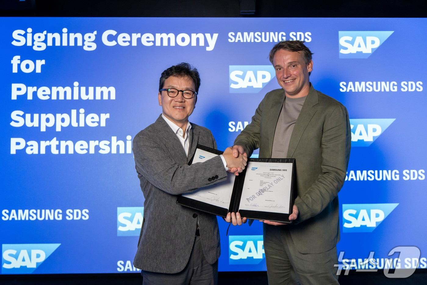 이준희 삼성SDS 대표이사와 크리스티안 클라인(Christian Klein) SAP CEO가 기념사진을 찍고 있다.(삼성SDS 제공)