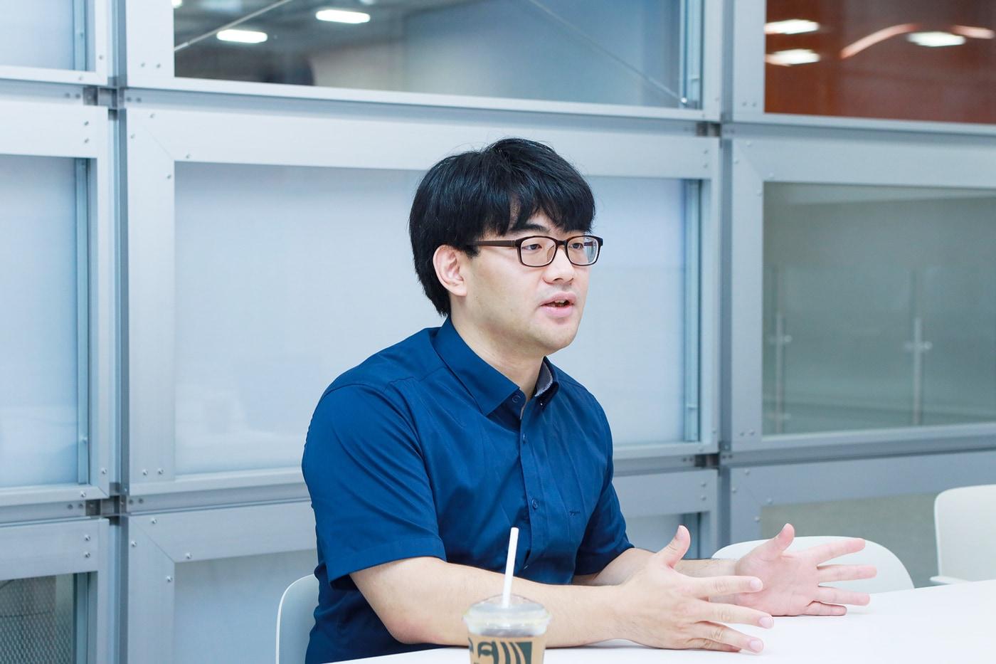 네이버클라우드의 자체 생성형 AI 추론모델 '하이퍼클로바X 씽크' 개발을 담당한 곽동현 네이버클라우드 제너레이티브 챗봇(Generative Chatbot)팀 리더가 경기 성남시 네이버 제2 사옥 1784에서 <뉴스1>과 인터뷰를 하는 모습. (네이버 제공)