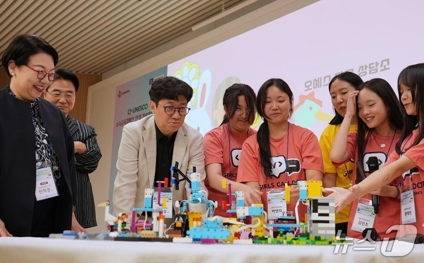 5일 열린 Girls can do IT 해커톤에서 참가 학생들이 심사위원단에게 레고 블록으로 만든 작품을 시연하고 있다. 왼쪽부터 민희경 CJ사회공헌추진단장, 송창훈 서울시자원봉사센터장, 유인상 CJ올리브네트웍스 대표이사(CJ올리브네트웍스 제공)