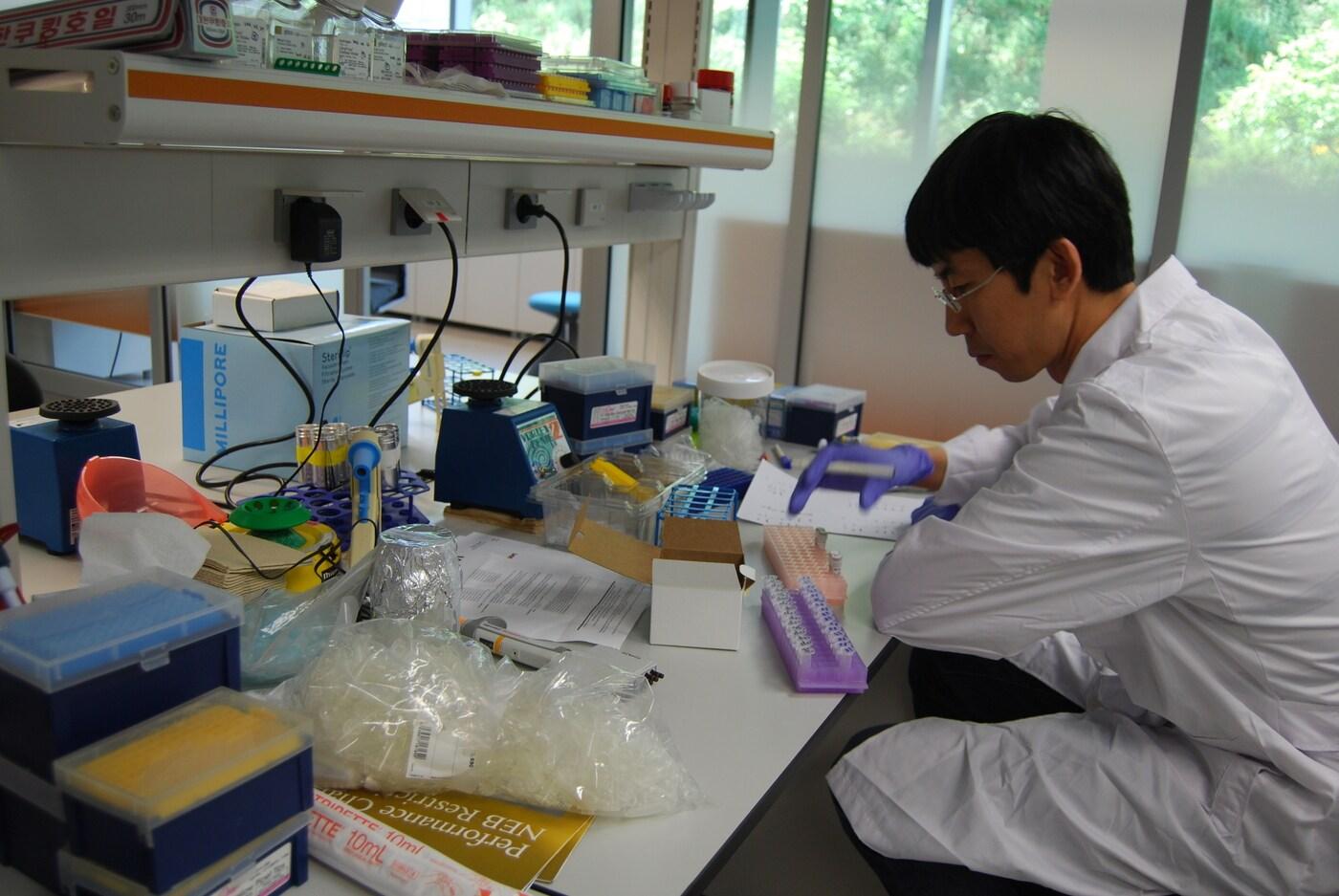 에이비엘바이오 연구원이 물질 분석 연구를 하고 있다.(에이비엘바이오 제공)/뉴스1