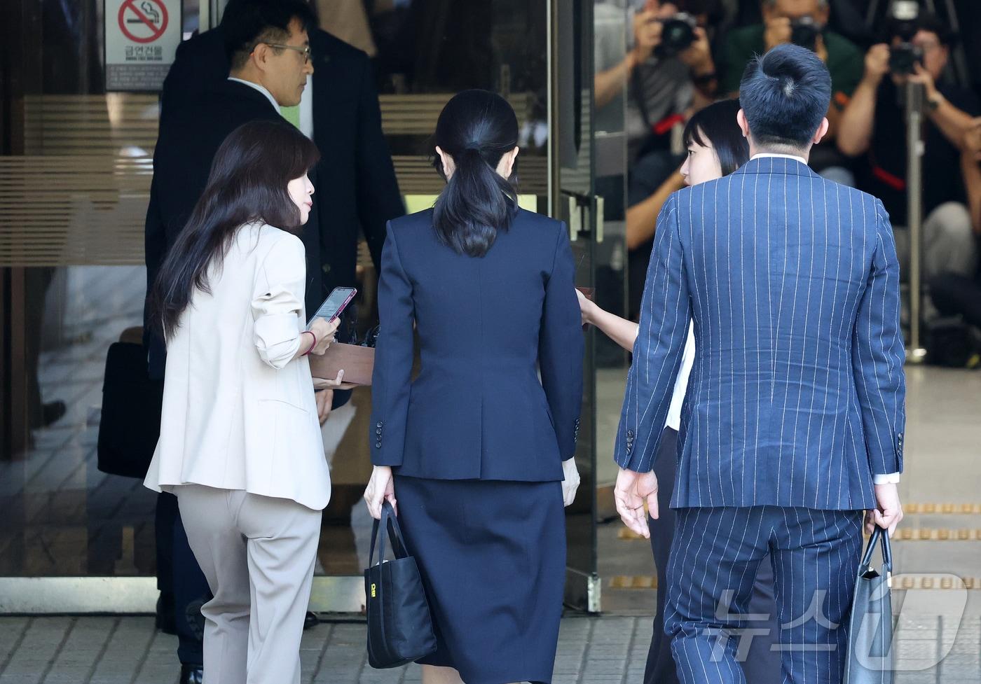 윤석열 전 대통령 부인 김건희 여사가 12일 오전 서울 서초구 서울중앙지법에서 열린 자본시장과 금융투자업에 관한 법률 위반 및 정치자금법 위반 혐의 등의 구속 전 피의자 심문(영장실질심사)에 출석하고 있다. 2025.8.12/뉴스1 ⓒ News1 사진공동취재단