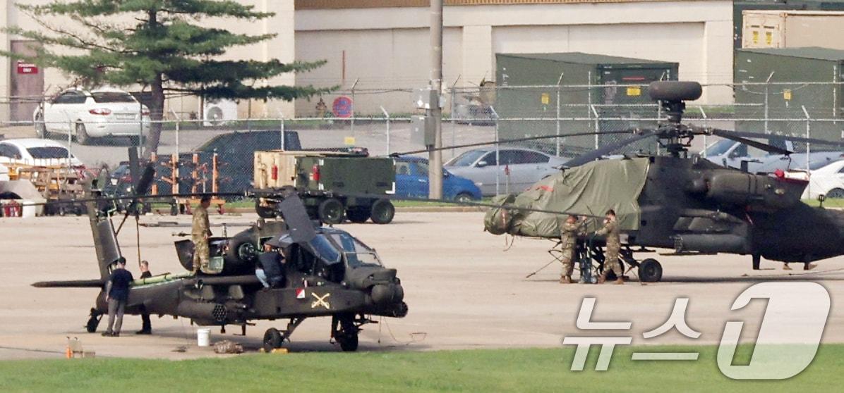 본문 이미지 - 12일 경기 평택시 팽성읍 주한미군기지 캠프 험프리스에 헬기가 계류되어 있다. 2025.8.12/뉴스1 ⓒ News1 김영운 기자