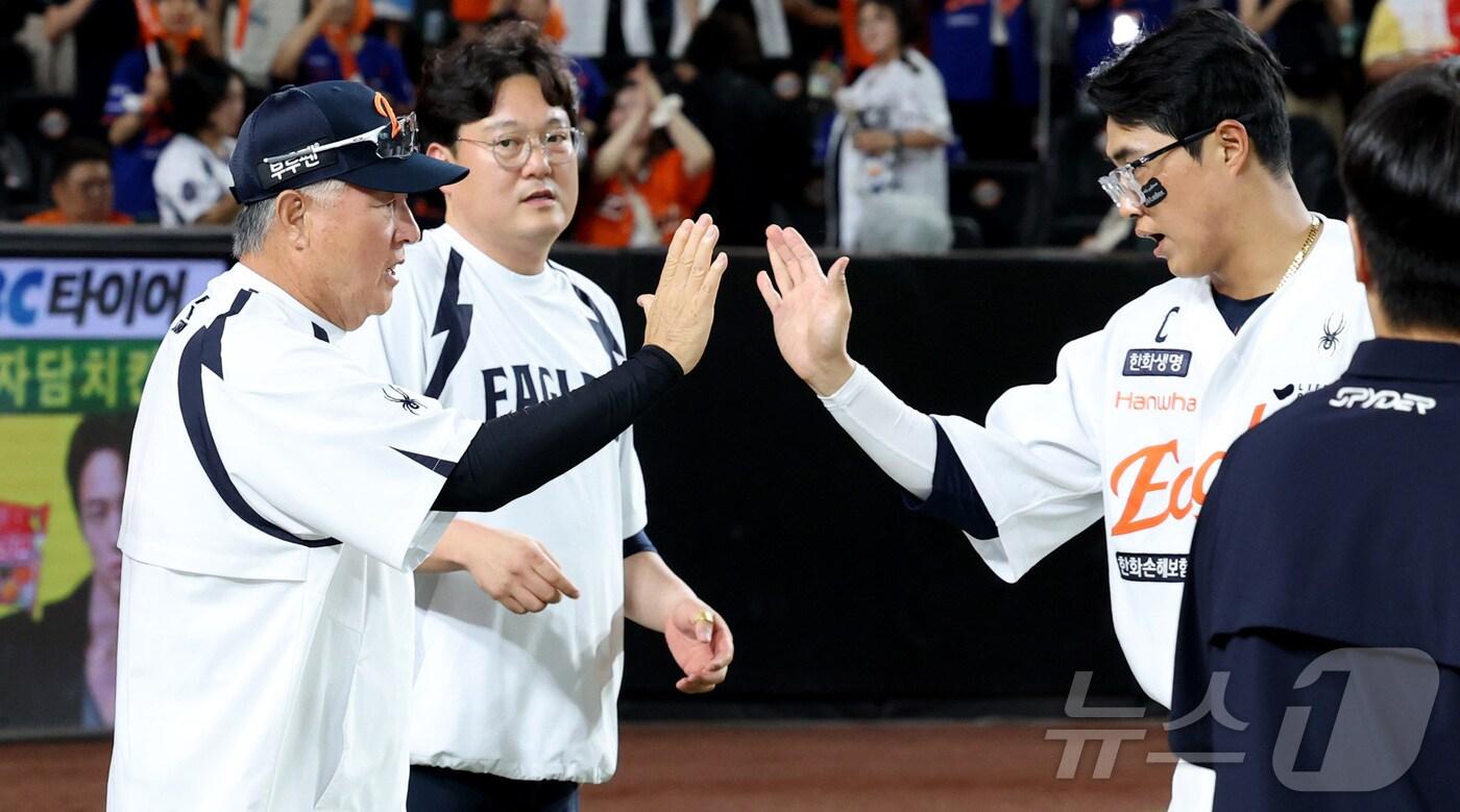 12일 대전 한화생명볼파크에서 열린 프로야구 '2025 신한 SOL 뱅크 KBO리그' 한화이글스 대 롯데자이언츠 경기에서 한화가 승리하며 김경문 감독이 통산 1천승을 거두며 선수들과 하이파이브를 하고 있다. 2025.8.12/뉴스1 ⓒ News1 김기남 기자