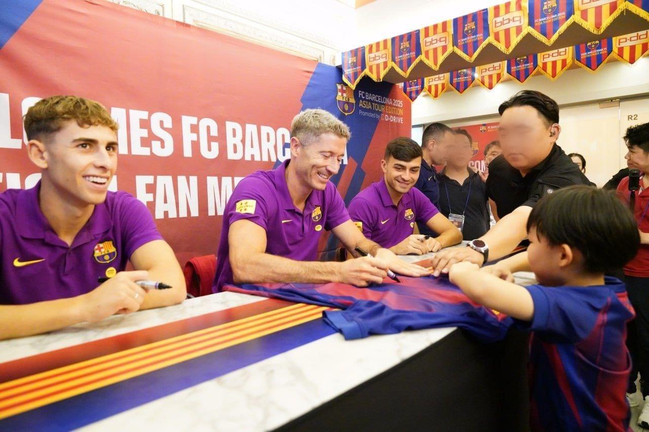 본문 이미지 - BBQ 빌리지 청계광장점에서 열린 FC바르셀로나 팬사인회에서 (왼쪽부터) 페르민, 레반도프스키, 페드리 선수가 팬들에게 사인을 해주고 있다.(제네시스BBQ 제공)