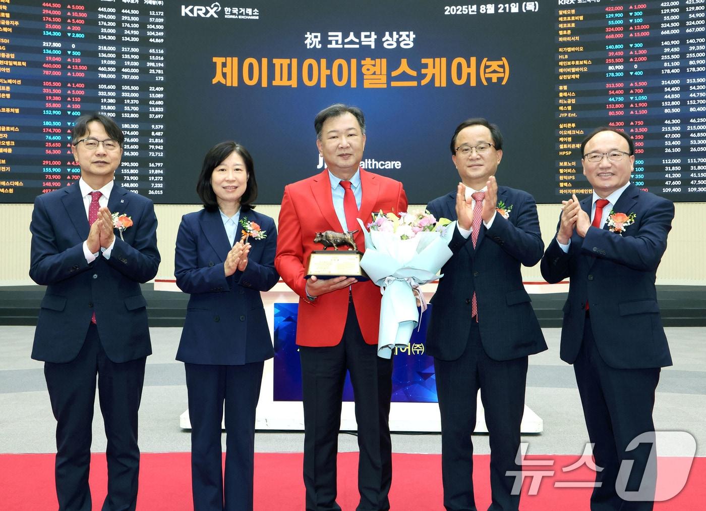 본문 이미지 - 21일 서울 영등포구 한국거래소에서 열린 제이피아이헬스케어의 코스닥시장 상장 기념식에서 김대영 한국IR협의회 부회장(왼쪽부터), 이미현 한국거래소 코스닥시장본부장보, 김진국 제이피아이헬스케어 대표이사, 구성민 키움증권 전무, 강왕락 코스닥협회 부회장이 기념 촬영을 하고 있다. (한국거래소 제공. 재판매 및 DB 금지) 2025.8.21 ⓒ 뉴스1