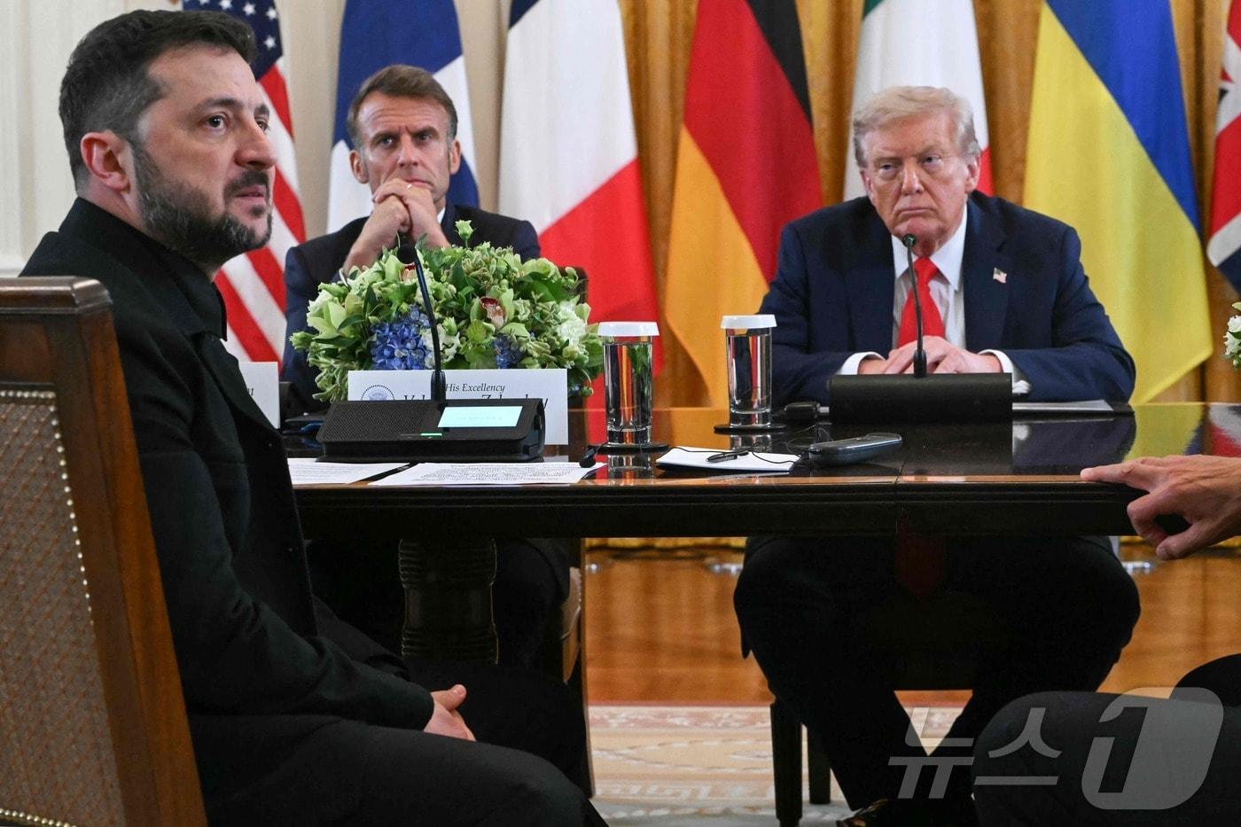지난 8월 18일(현지시간) 미국 우크라이나 유럽 확대 정상회의에 참석한 볼로디미르 젤렌스키 우크라이나 대통령(왼쪽부터), 에마뉘엘 마크롱 프랑스 대통령, 도널드 트럼프 미국 대통령. 2025.08.18 ⓒ AFP=뉴스1 ⓒ News1 이지예 객원기자