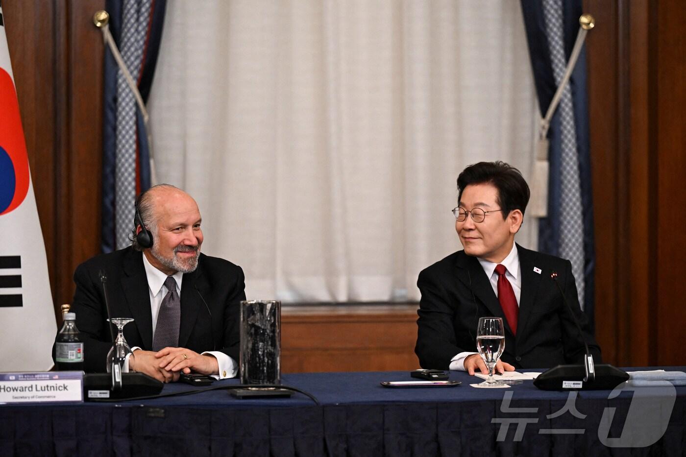 이재명 대통령이 25일(현지시간) 미국 워싱턴DC 윌라드 호텔에서 열린 한미 비즈니스 라운드 테이블에서 발언하고 있다. 왼쪽은 하워드 러트닉 미국 상무장관. ⓒ 로이터=뉴스1 ⓒ News1 신웅수 기자