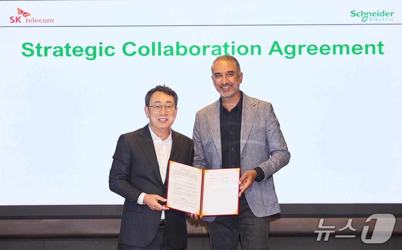 유영상 SK텔레콤 CEO와 판카즈 샤르마 슈나이더 일렉트릭 시큐어 파워·서비스 총괄 사장이 기념사진을 찍고 있다.(SK텔레콤 제공)