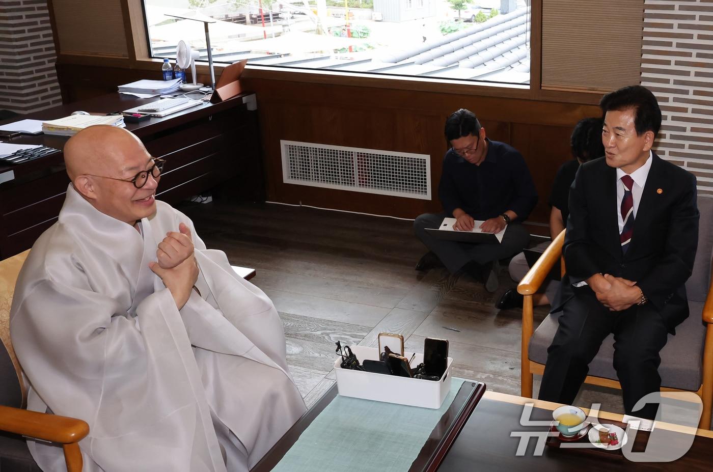 정동영 통일부 장관이 4일 오전 서울 종로구 조계사에서 조계종 총무원장인 진우 스님을 예방해 대화를 나누고 있다. 2025.8.4/뉴스1 ⓒ News1 장수영 기자