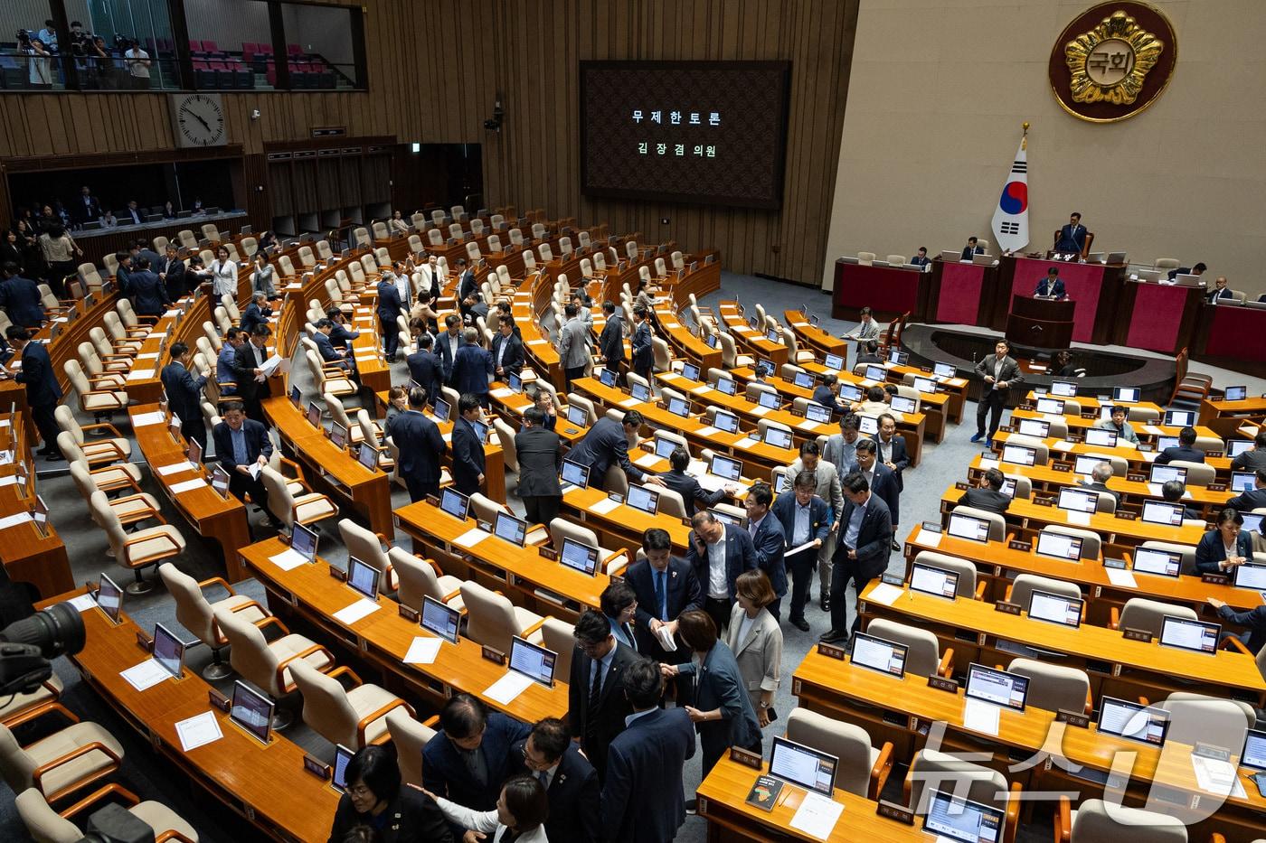 지난 5일 서울 여의도 국회에서 열린 제427회 국회(임시회) 3차 본회의에서 방송문화진흥회법 일부개정법률안(대안)에 대한 김장겸 국민의힘 의원의 무제한토론(필리버스터)이 시작되자 여당 의원들이 본회의장을 나서고 있다. 2025.8.5/뉴스1 ⓒ News1 유승관 기자