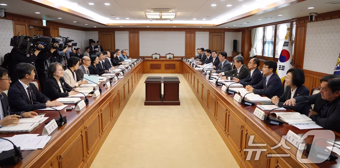 지난 8월 5일 서울 종로구 정부서울청사에서 열린 바이오헬스혁신위원회 회의. /뉴스1 ⓒ News1 임세영 기자