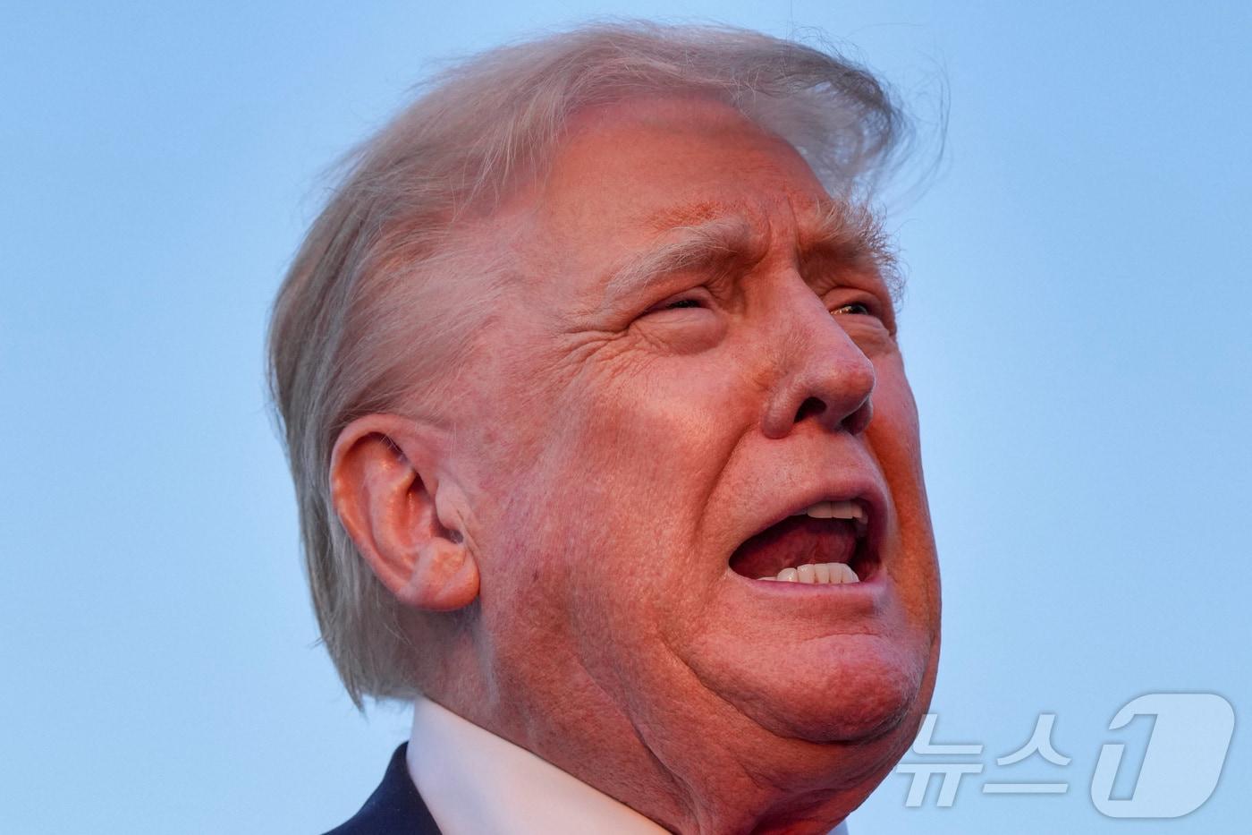 도널드 트럼프 미국 대통령이 지난 3일(현지시간) 미국 펜실베이니아주 앨런타운의 리하이 밸리 국제공항에서 에어포스원에 탑승하기 전 기자 질문에 답하고 있다. 2025.08.05. ⓒ 로이터=뉴스1 ⓒ News1 류정민 특파원