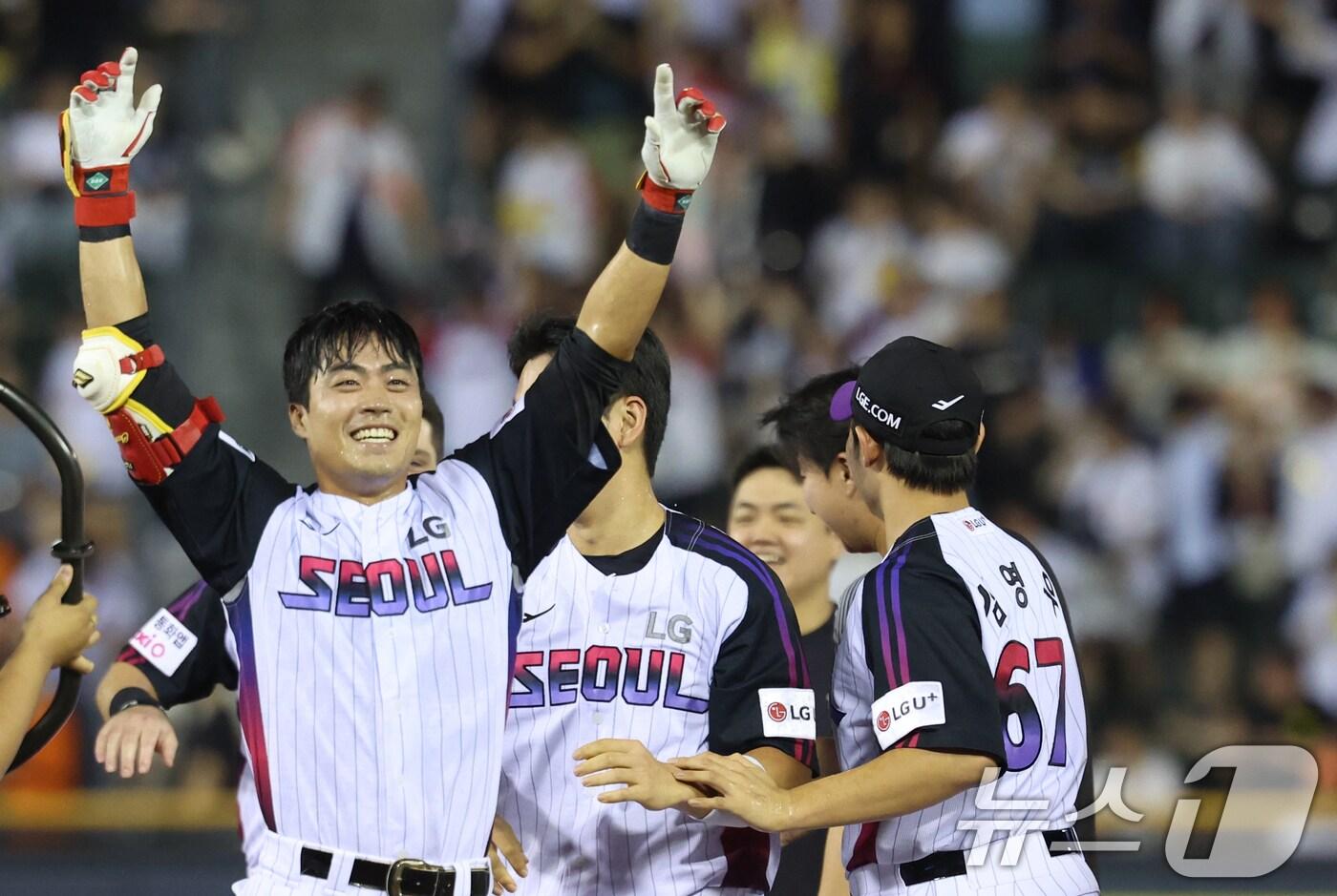 8일 오후 서울 송파구 잠실야구장에서 열린 프로야구 '2025 신한 SOL뱅크 KBO 리그' 한화 이글스와 LG 트윈스의 경기에서 10회말 LG 공격 끝내기 안타를 친 천성호가 동료들과 기쁨을 나누고 있다. 2025.8.8/뉴스1 ⓒ News1 김명섭 기자