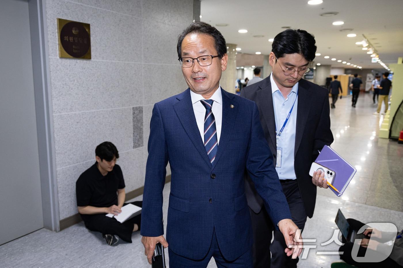 국회 정무위원회 강준현 더불어민주당 간사가 1일 서울 여의도 국회 의원회관에서 열린 정무위원회 비공개 당정협의에 참석하고 있다. 2025.9.1/뉴스1 ⓒ News1 유승관 기자