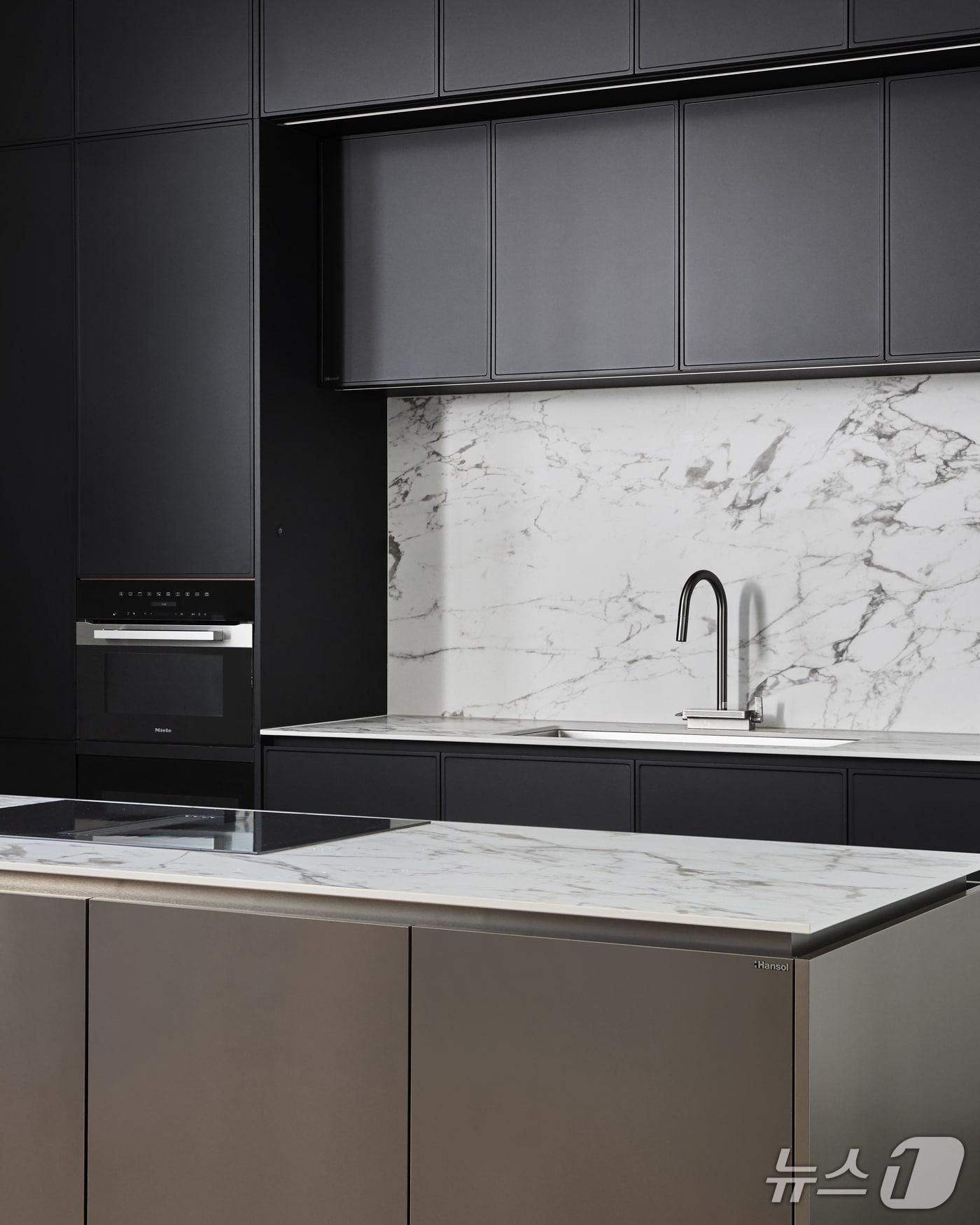 본문 이미지 - 한솔홈데코의 맴브레인 도어 (한솔홀딩스 제공)