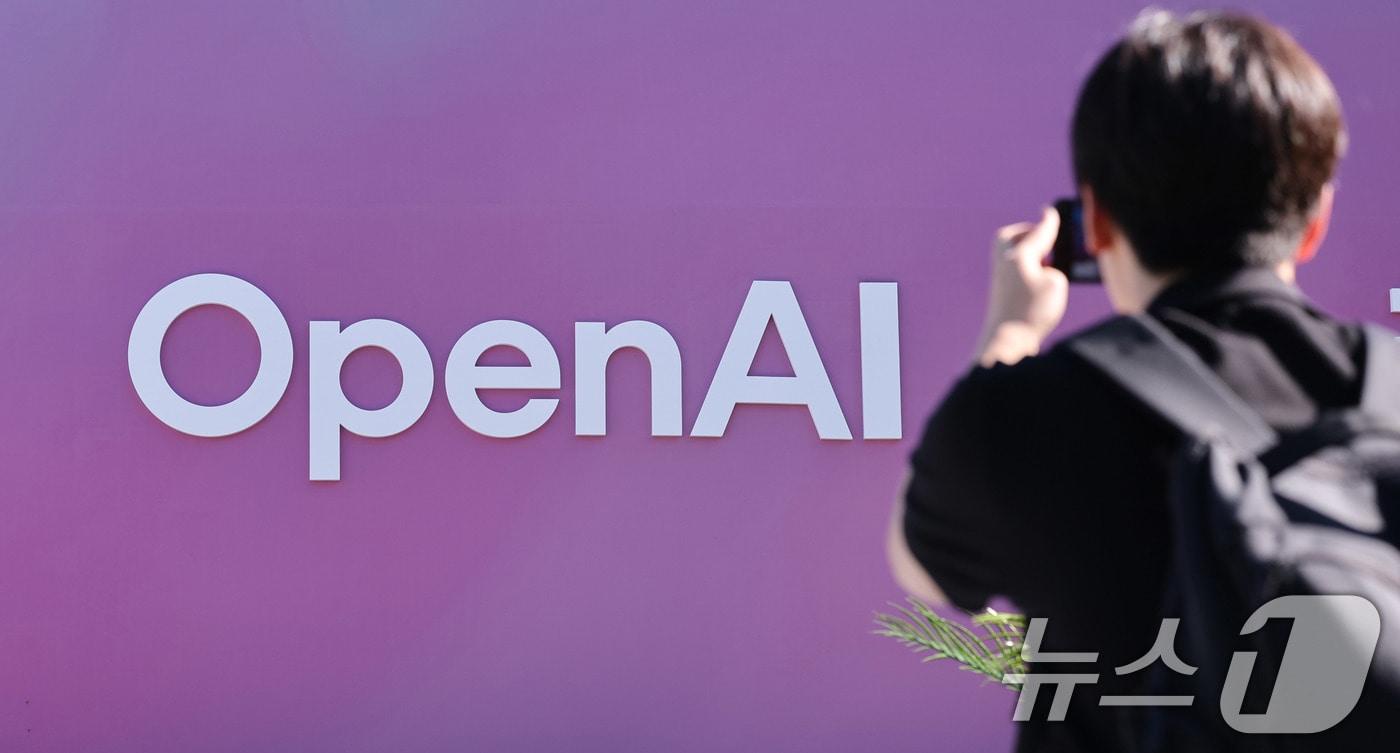 본문 이미지 - 오픈AI 한국 지사 설립 후 첫 기자간담회가 열린 10일 서울 광진구 파이팩토리 스튜디오 앞으로 취재진이 지나가고 있다. 2025.9.10 ⓒ 뉴스1 박지혜 기자