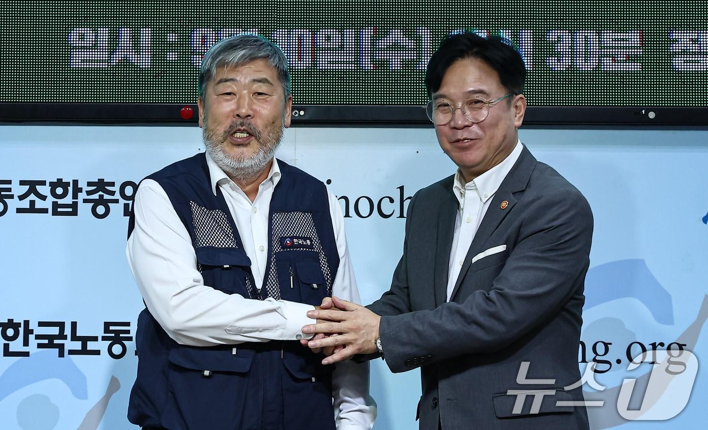 본문 이미지 - 김영훈 고용노동부 장관과 김동명 한국노총 위원장이 10일 서울 영등포구 한국노동조합총연맹에서 열린 한국노총-고용노동부 간담회에 참석해 기념촬영을 하고 있다. 2025.9.10 ⓒ 뉴스1 김도우 기자